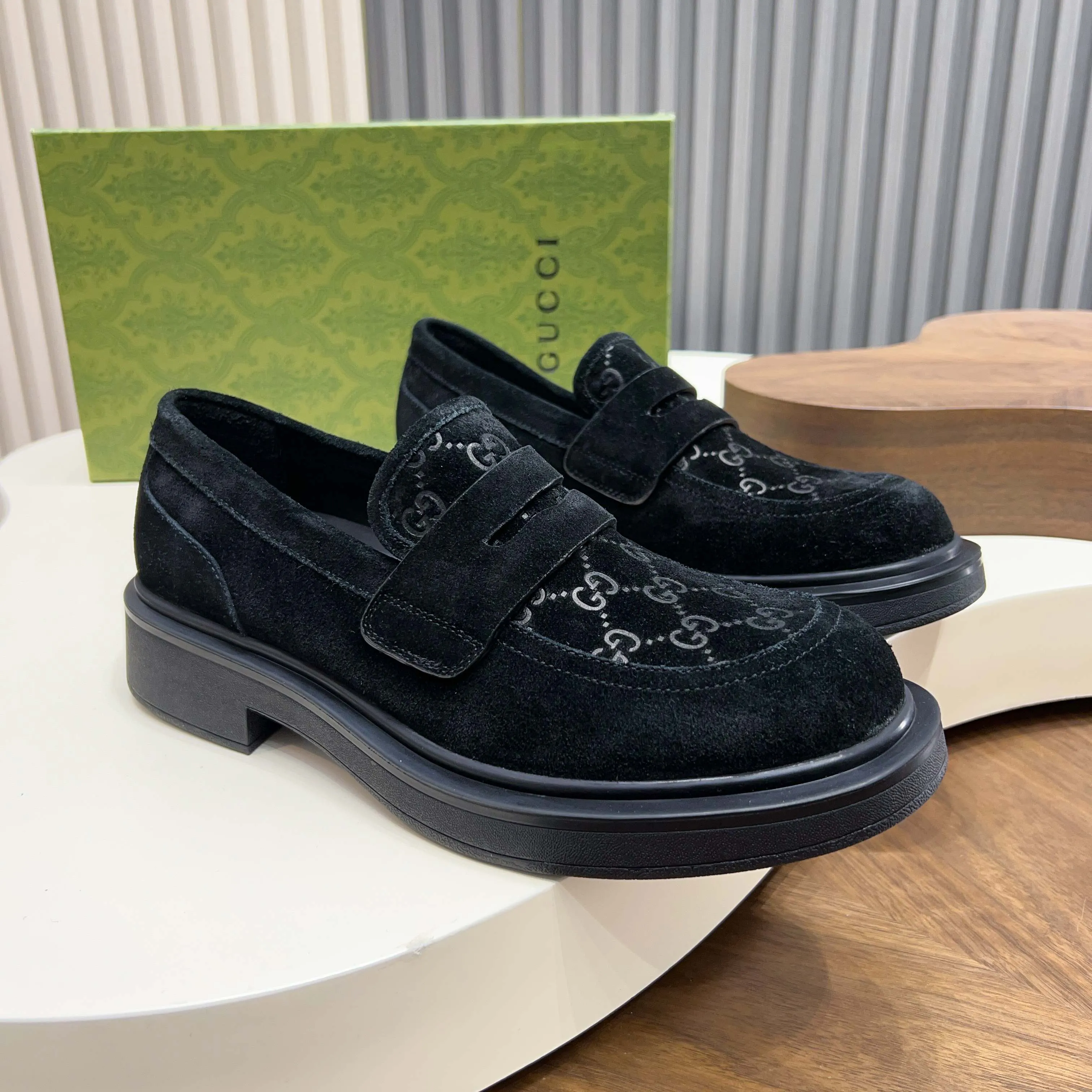 💰780 Gucci/Gucci new men’s lace-up shoes with GG details, matte cow leather derby shoes! The design of this men's lace-up shoe is rooted in the brand's heritage. Crafted from premium waxed cow leather, it is embellished with GG printed embossed suede leather details, a nod to Gucci's iconic monogram. The rubber sole decorated with GG pattern adds a touch of modern fashion to this design. Typical three-joint style design. European and American classic version, full calfskin lining. The overall upper texture is soft and the lining is comfortable and breathable. 2CM thickened soft rubber sole, easy to control. Versatile and stylish upper foot, multiple colors available to meet different matching needs, complete package! Size: 39-40-41-42-43-44 leather shoe size (38.45.46 can be customized)